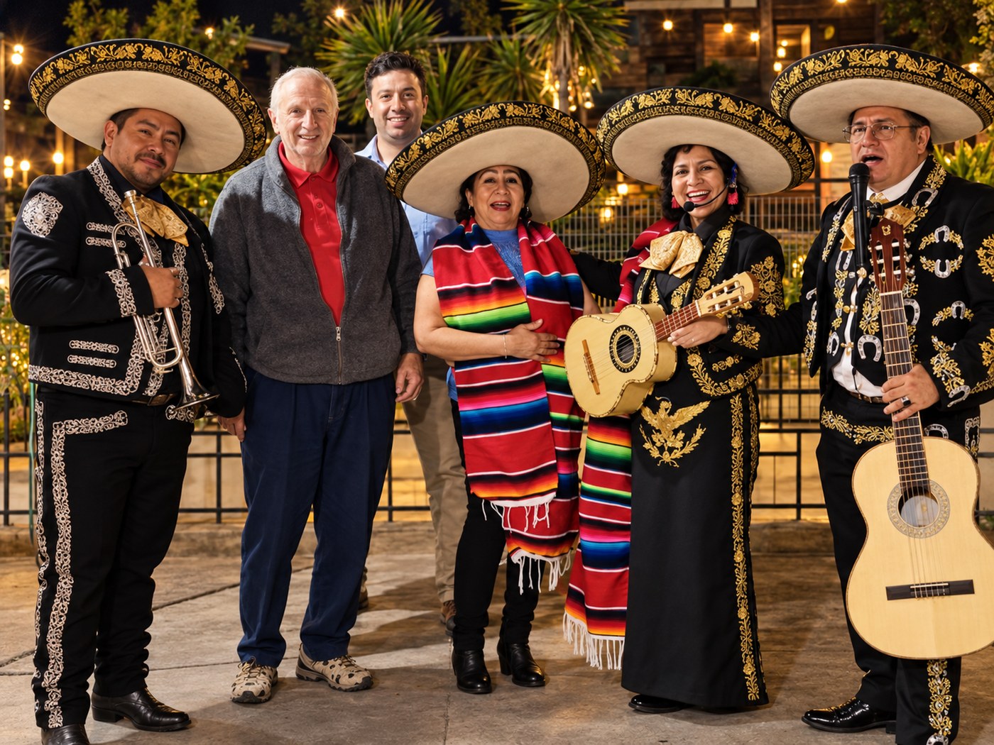 Mariachis Kadistu junto a invitados